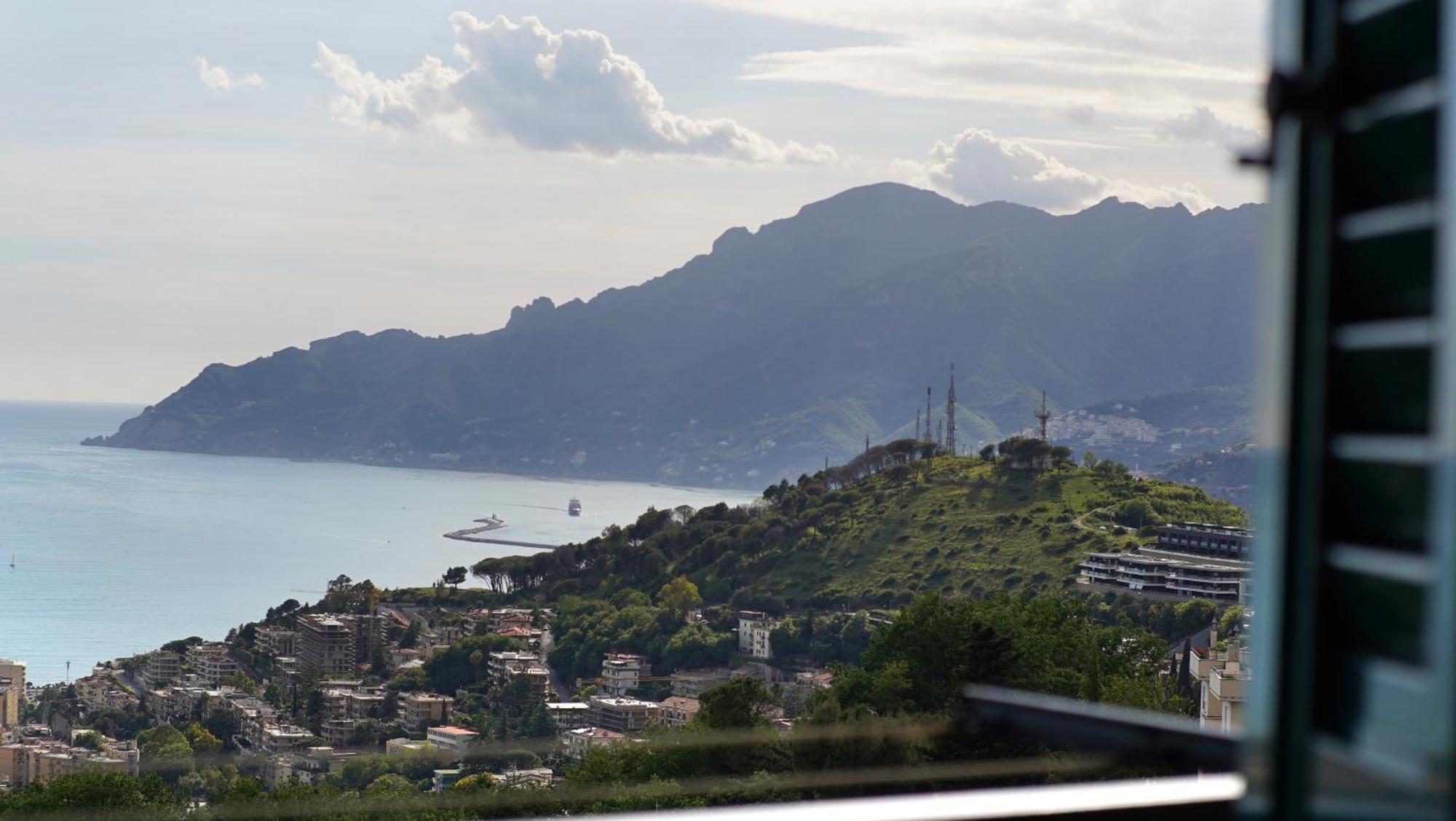 Apartment Lunella Full With Unique Seaview, Washing Machine, Full Kitchen, Parking With Video Surveillance, And Shuttle Taxi From To Station, Amalfi Ferries, Airport, Naples Airport Salerno