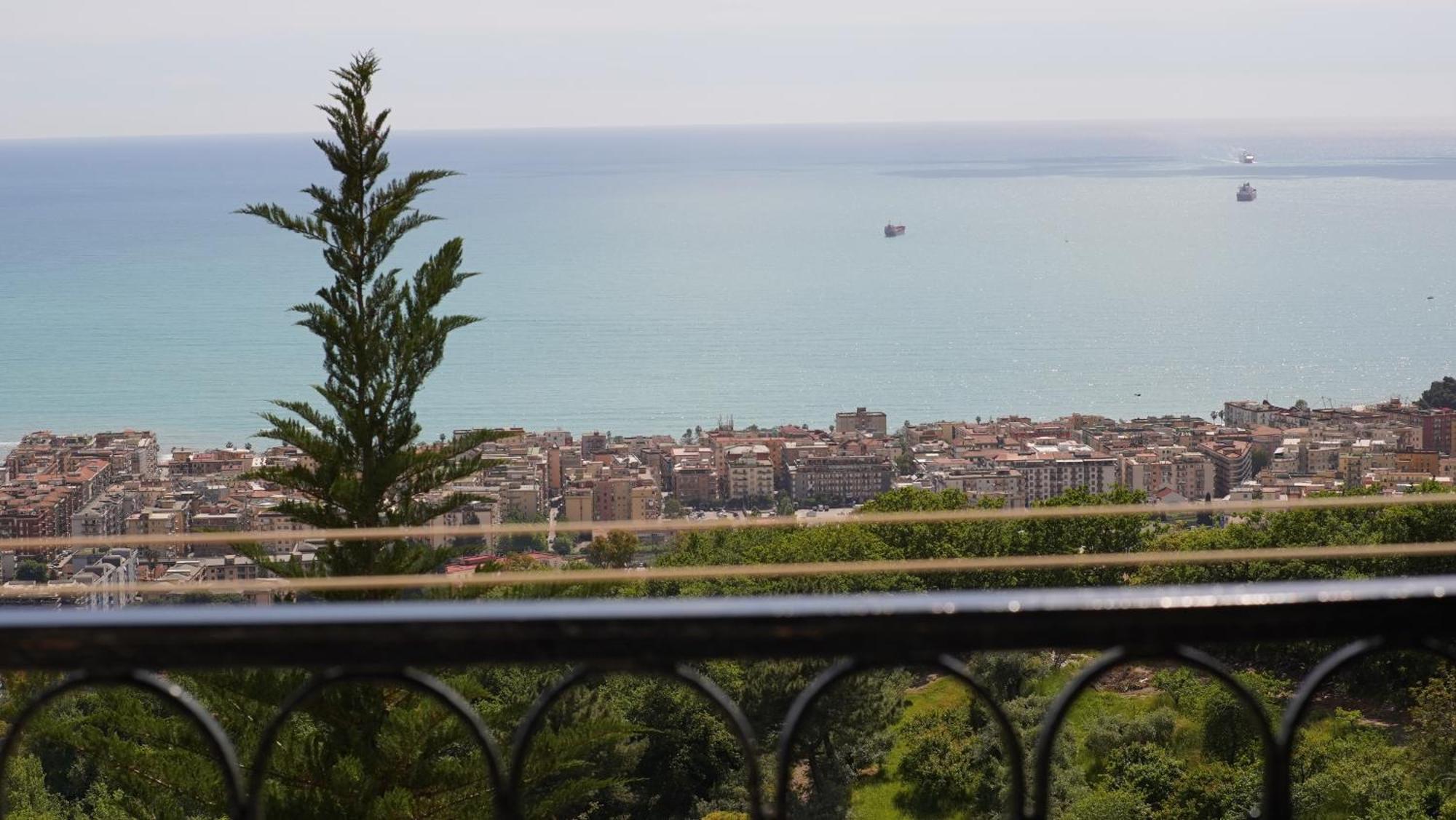 Apartment Lunella Full With Unique Seaview, Washing Machine, Full Kitchen, Parking With Video Surveillance, And Shuttle Taxi From To Station, Amalfi Ferries, Airport, Naples Airport
