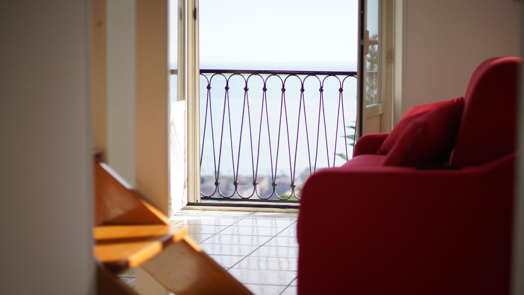 Apartment Lunella Full With Unique Seaview, Washing Machine, Full Kitchen, Parking With Video Surveillance, And Shuttle Taxi From To Station, Amalfi Ferries, Airport, Naples Airport Salerno