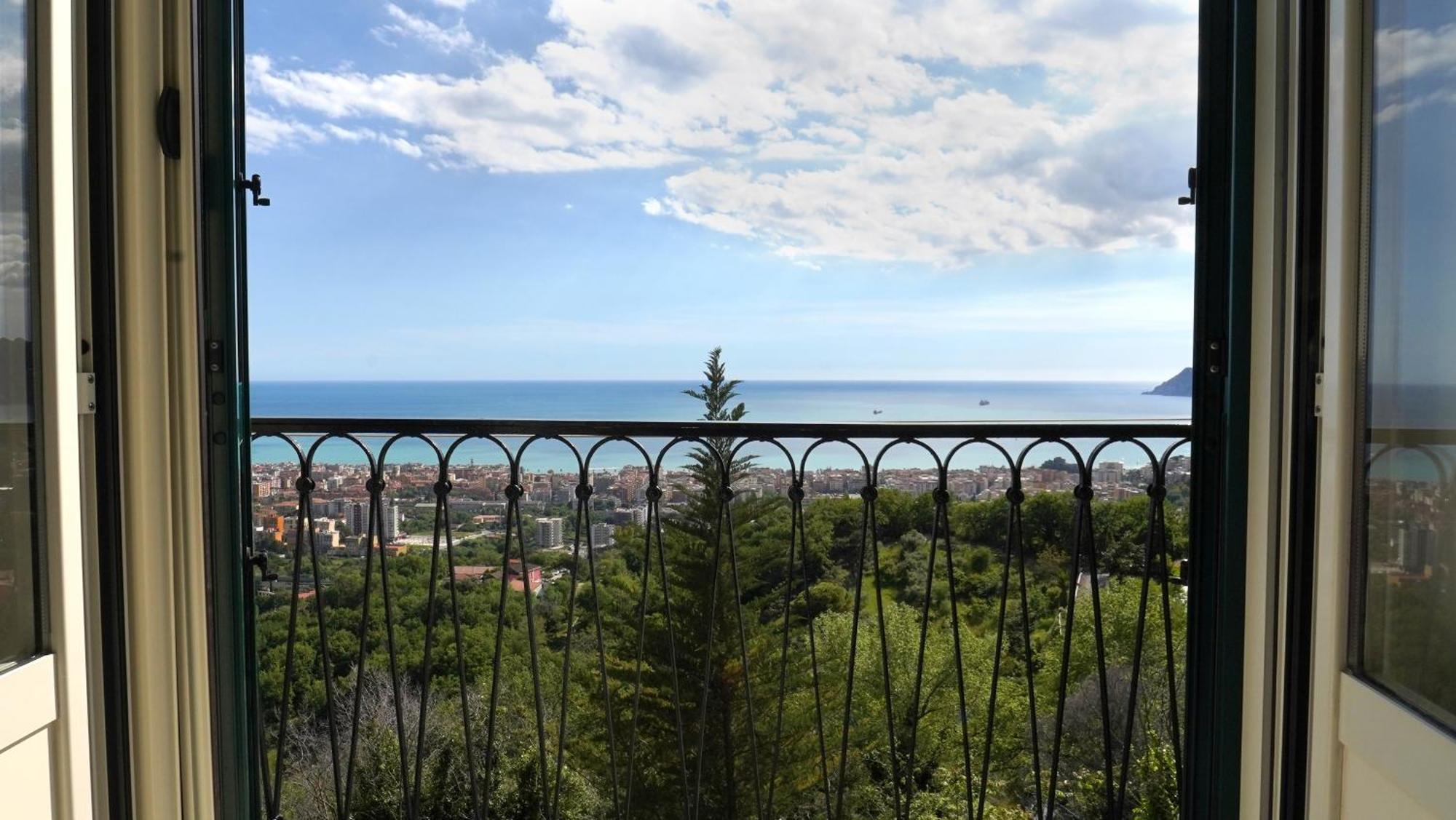 Lunella Full With Unique Seaview, Washing Machine, Full Kitchen, Parking With Video Surveillance, And Shuttle Taxi From To Station, Amalfi Ferries, Airport, Naples Airport Apartment Salerno