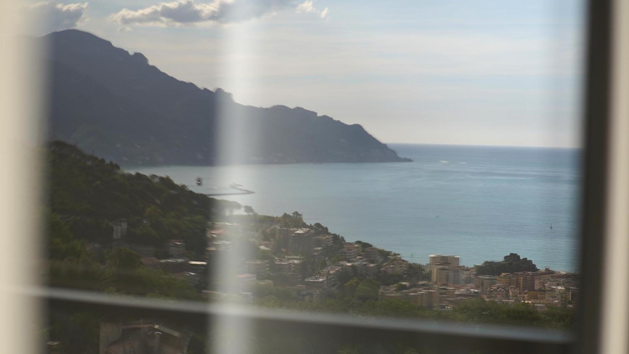 Apartment Lunella Full With Unique Seaview, Washing Machine, Full Kitchen, Parking With Video Surveillance, And Shuttle Taxi From To Station, Amalfi Ferries, Airport, Naples Airport Salerno
